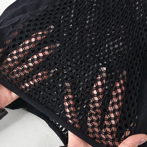 Gros plan du tissu en maille noire montrant la texture détaillée du filet et la transparence
