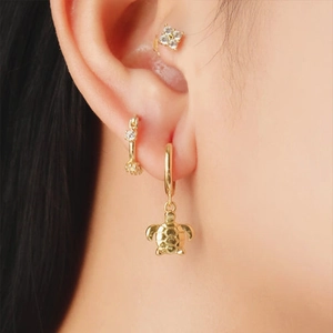 Parure de boucles d'oreilles tortue de mer dorée avec zircone et clous floraux