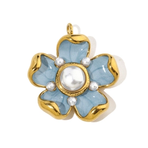 Détail d'un pendentif fleur bleu clair avec perles fantaisie et monture en acier doré