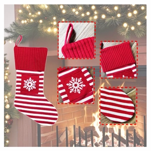 Détails d'une chaussette de Noël tricotée rouge et blanche avec poche à motif de flocon