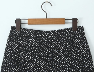 Details des französischen Vintage-Polka-Dot-Rocks in Schwarz-Weiß auf Holzbügel
