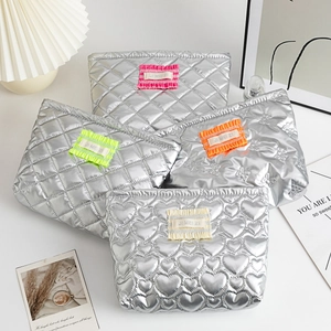 Trousse de maquillage matelassée en cuir PU argenté avec motifs et étiquettes colorées