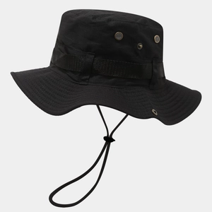 Détail d'un chapeau de soleil noir avec évents métalliques et cordon de serrage réglable