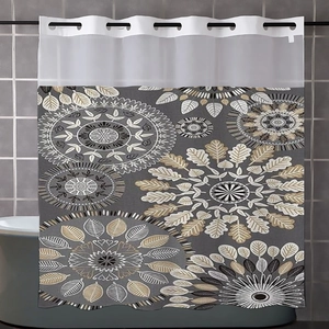 Detail eines wasserdichten Duschvorhangs mit Mandala-Druck und weißem Mesh-Einsatz oben