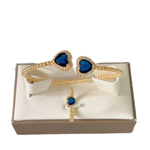 Adjustable 18k gold plated jewelry set with blue heart-shaped cubic zirconia and beaded texture