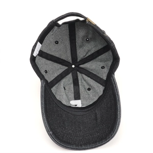 Vue intérieure de la casquette de baseball en denim noir avec structure à six panneaux