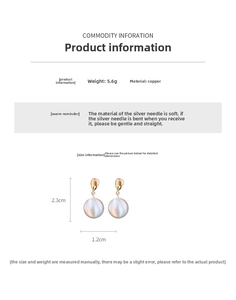 Détail de boucles d'oreilles goutte avec métal doré et perle blanche pesant 5,6 g