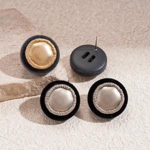 Elegante geometrische Vintage-Knopf-Ohrringe mit Gold-Silber-Finish und Beflockung