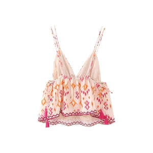 Top caraco imprimé bohème avec pompons roses et fines bretelles sur fond blanc