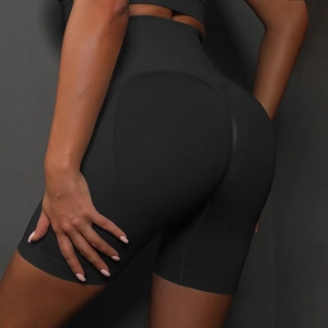 Nahaufnahme der schwarzen High-Waist Seamless Gym Shorts mit Push-up-Effekt und Rippbund
