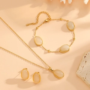 Dettaglio del set di gioielli in oro con opale ovale, collana, bracciale e orecchini