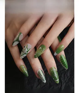 Détail de faux ongles Y2K 3D vert nuancé avec étoiles argentées et strass brillants