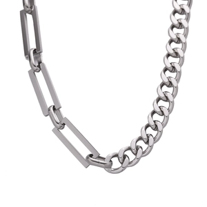 Collana minimalista in metallo argento con catena a maglie rettangolari e stile cubano