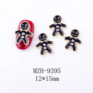 Detailansicht der 12x15mm Lebkuchenmann Nagelkunst Anhänger mit goldener Emaille-Fassung