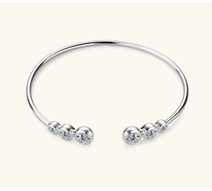 Dettaglio del bracciale aperto in argento con sei zirconi rotondi a scalare lucidi