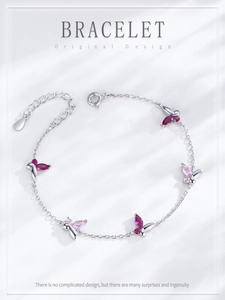 Dettaglio del bracciale in argento S925 con farfalle rosa e gemme taglio marquise
