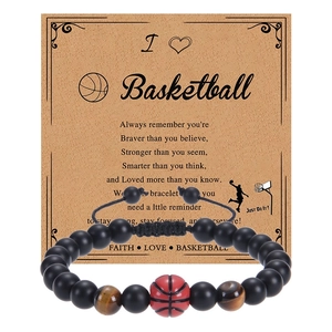 Detail eines Basketball-Armbands mit mattschwarzen Perlen auf Motivationskarte