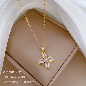 Detail view of gold clover necklace with 2.2x1.6cm pendant and 40+5cm chain specs