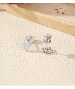 Détails macro de boucles d'oreilles losanges en argent S925 avec petits diamants