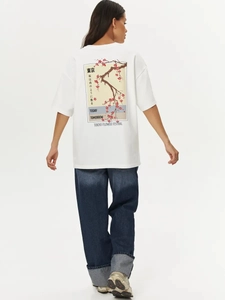 Oversized λευκό βαμβακερό μπλουζάκι με καλλιτεχνικό τύπωμα κερασιάς στην πλάτη