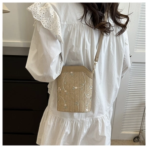 Sac seau en paille brodé de dentelle porté en bandoulière pour référence de taille