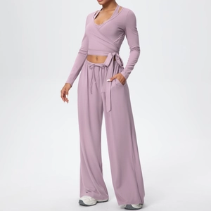 Détail du pantalon de yoga taille haute à cordon et poches latérales en vieux rose