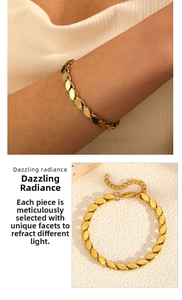 Dettaglio del bracciale dorato a foglie di ulivo con dischi di metallo sfaccettati e chiusura