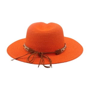 Détail d'un chapeau de paille orange à large bord avec perles et ruban de style bohème