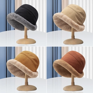 Détails de chapeaux cloches avec bordure en peluche en noir, beige, jaune et marron