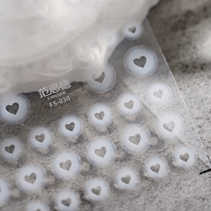 Stickers à ongles 3D motifs cœur sur base transparente avec effet de lueur douce
