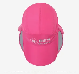 Dettaglio cappello parasole fucsia da esterno con rete traspirante e coprinuca