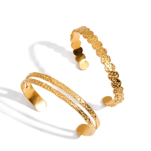 Detailansicht der 18K Gold Edelstahl-Armreifen mit einzigartiger Hammerschlag-Struktur