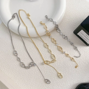 Vista macro de collares de oro y plata con eslabones CD decorados con circonitas
