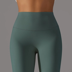Détail du pantalon de yoga taille haute vert foncé avec texture brossée et sans coutures