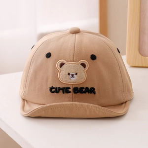 Détail de la casquette bébé avec écusson ours et broderie Cute Bear en couleur kaki