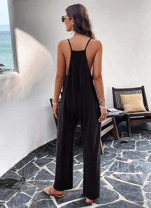 Vue arrière d'une combinaison noire dos nu pour femme sur une terrasse de plage