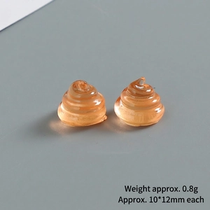Détail de breloques en résine ambre montrant les dimensions 10x12mm et le poids 0,8g
