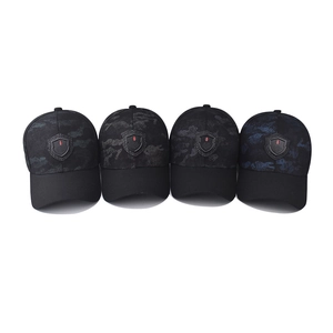 Set aus klassischen Camouflage-Basecaps mit Schild-Patches und schwarzen Schirmen