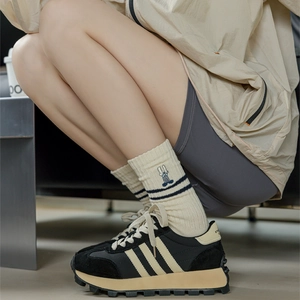 Sneaker retrò nere e beige con suola waffle e dettagli in pelle scamosciata
