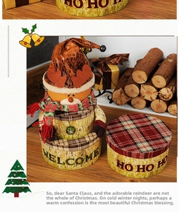 Détail de boîtes cadeaux de Noël gigognes avec décorations 3D de renne et bonhomme de neige