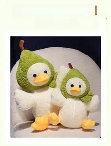 Détail de la peluche canard douce avec chapeau poire vert et écharpe, texture de haute qualité