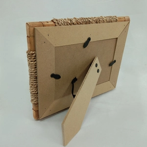 Cadre photo bohème en bois tissé vue arrière avec panneau MDF et support pliable