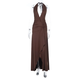 Detailansicht dunkelbraunes Neckholder-Maxikleid mit Taillenplissee und seidigem Stoff