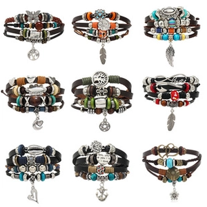 Set aus mehrlagigen Lederarmbändern mit Ethno-Perlen und Vintage-Metallanhängern