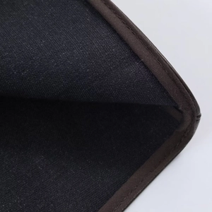 Détail de la jupe plissée en similicuir avec coutures de précision de haute qualité