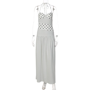 Dettaglio del vestito lungo bianco all'americana a pois neri con decoro a nodo