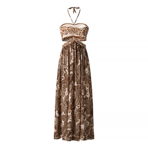 Abito lungo stile boho con scollo all'americana, motivo paisley e ritagli in vita