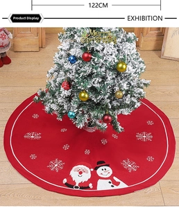Détail du tapis de sapin de Noël tricoté rouge 122cm avec Père Noël et bonhomme de neige