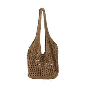 Borsa tote marrone all'uncinetto con design a rete ampia e tracolla larga
