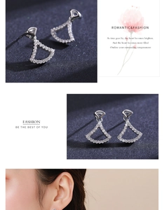 Détails macro de boucles d'oreilles éventail en argent S925 avec zircon et modèle